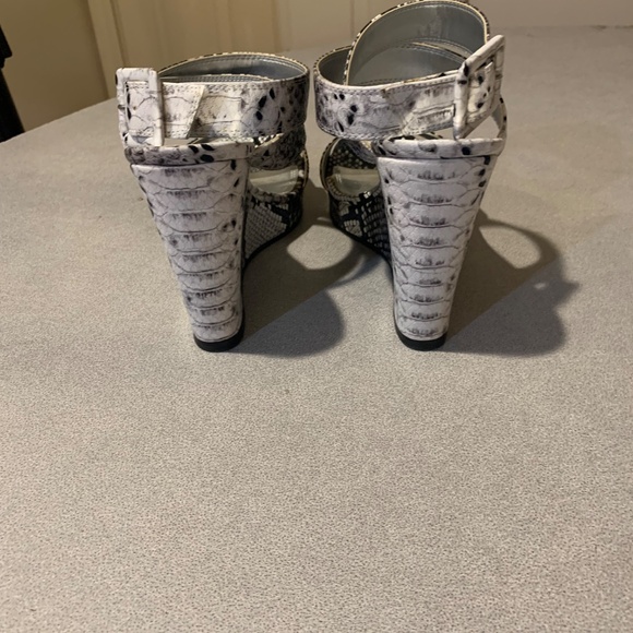 White House Black Market Black/White Snakeprint Wedge Platform Sandals sz 8.5 M - Picture 6 of 7